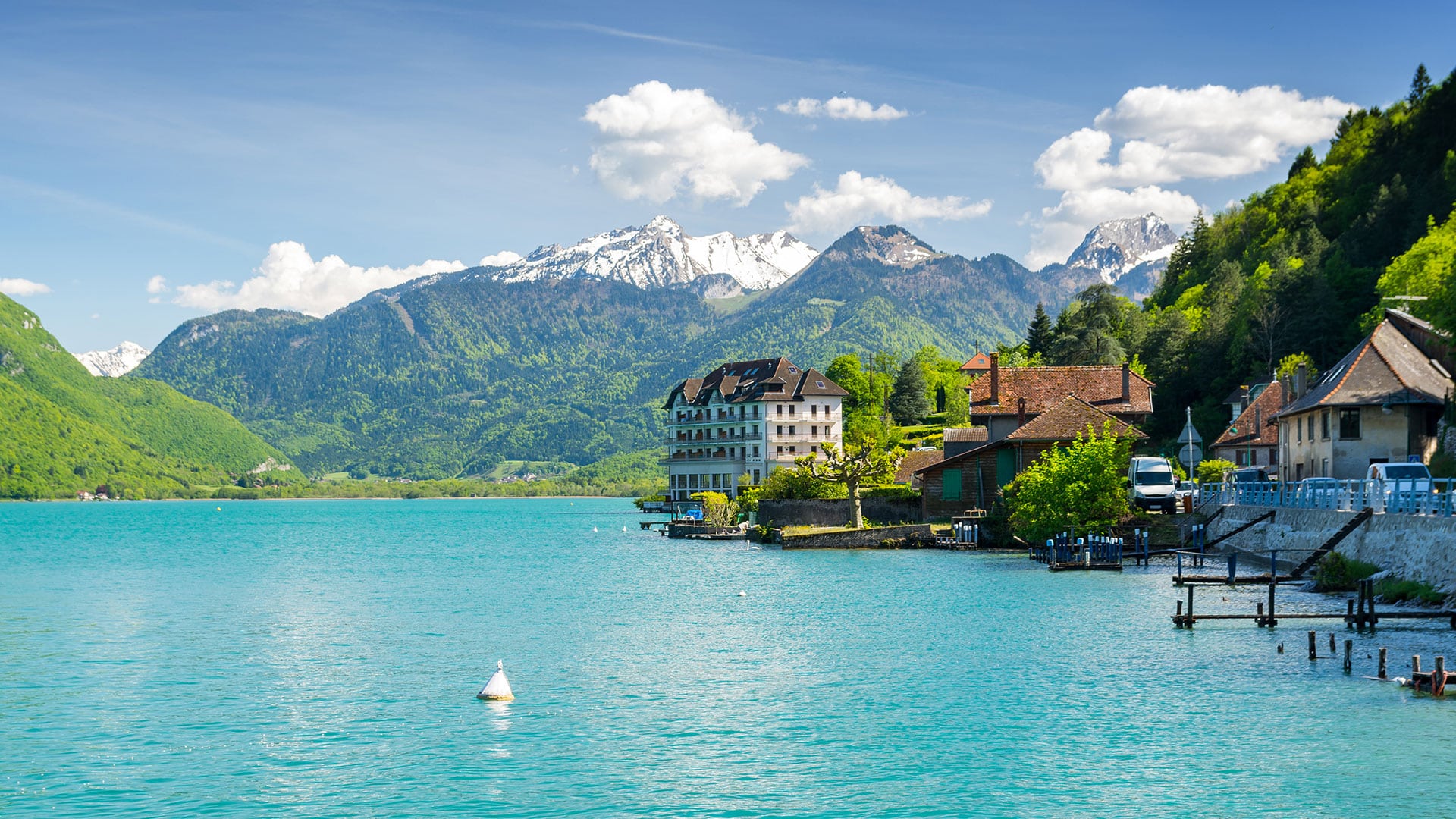 Bella vista sulle Alpi francesi sul lago di Annecy, Francia.